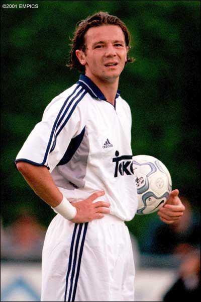 <p><strong>ELVİR BALİÇ<br /><br /></strong>Rekor transfer ücretiyle Fenerbahçe'den Real Madrid'e transfer olan Baliç, Madrid ekibinin tarihindeki ilk Türk pasaportlu futbolcusu oldu. Ancak geçirdiği ağır sakatlık neticesinde fazla forma şansı bulamayan Baliç eski kulübü Fenerbahçe'ye dönmek zorunda kaldı. Fenerbahçe'de eski formuna yaklaşan bir futbol sergileyen Boşnak futbolcu, daha sonra Rayo Vallecano, Galatasaray, Konyaspor, Ankaragücü ve İstanbulspor formaları giydi. Real Madrid'de yaşadığı ağır sakatlığın etkisini bir türlü üzerinden atamayan Baliç düzenli olarak hiçbir takımda forma şansı bulamadı ve 2009'da futbol hayatına son verdi.</p>