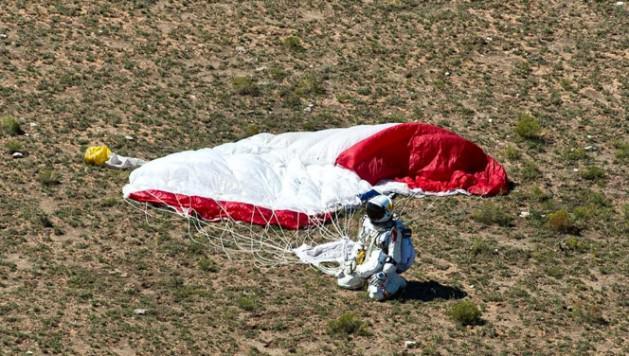 — En son teknoloji uzay giysisi sayesinde atmosferin binlerce metre yüksekliğinde hayatta kalmayı olanaksız kılan şartlara dayandı. Korkusuz Felix, 19 metreye ulaştığında ‘Armstrong Çizgisi’ni geride bıraktı. Bu nokta, atmosferde suyun 37 derecede kaynamaya başladığı sınırı temsil ediyor. Korkusuz Felix, özel giysisi sayesinde kanını kaynatarak buharlaşmasına neden olacak yüksekliği hiçbir sorun yaşamadan geride bıraktı. Armstrong noktası adını, atmosferdeki bu özelliği 1947’de tespit eden ABD Hava Kuvvetleri’nden emekli George Armstrong’dan alıyor. 