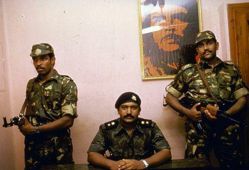 Sri Lanka'da Tamil Kaplanları Sri Lanka'da Tamil Elam Özgürlük Kaplanları'yla (LTTE) yaşanan süreçte ise seçilen yol müzakere olmadı. Sri Lanka ordusu, örgütü büyük bir operasyonla tasfiye etti. Sri Lanka'da nüfusun büyük bölümünü oluşturan Sinhaliler ile azınlık gruplarından Tamiller arasında tarih boyunca sorunlar yaşandı. Bazı Tamil grupları, 1970'lerin başlarında itibaren, Budizmin resmi din ilan edilmesi, Tamilce'nin resmi dil sayılmaması, Tamillerin karşı karşıya oldukları fırsat eşitsizliği ve ayrımcılık gibi nedenlerle örgütlenme yoluna giderek Tamil Kaplanları'nı kurdu ve bağımsız bir devlet talebiyle silahlı mücadeleye başladı.