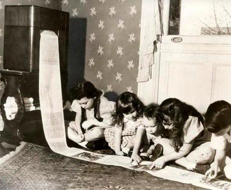 <p>İnternetin hızına sahip olmasa da, New York'daki WOR radyo istasyonu okurlarına haberleri bu faks makinesinden geçiyordu.</p>
