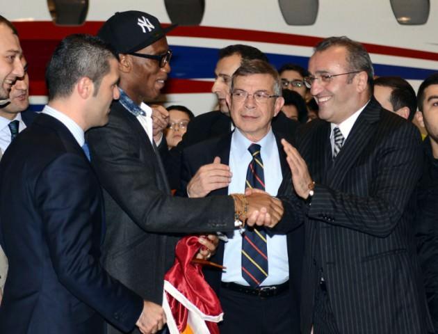 "Ünal Aysal: Adet bozulmasın diye Drogba'yı Trabzon üstünden getiriyoruz, onun için rötarlı geldi 