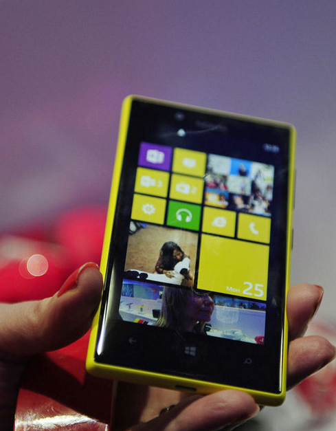 <p><span>İbkandinav şirket Nokia’nın geçen yıl piyasaya sürdüğü bu modeli, toplam 217 dolara mal oluyor. Bu rakamın 209 doları donanım, 8 doları ise işçilikten oluşuyor. Cihazın en pahalı bileşeni 58 dolar ile 4.3 inç büyüklüğündeki AMOLED ekranı. Cihazın kontratsız satış fiyatı ise 449 dolar. Buna göre bir cihazdan elde edilen gelirin%1.8’i işçiliğe gidiyor. Nokia’nın Lumia 900’deki kâr marjı ise %106 seviyesinde</span></p>