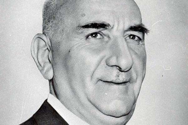 <p><strong>İlk imza askeri yönetimle</strong><br /><br />Türkiye'nin IMF ile ilk stand-by anlaşması, 27 Mayıs 1960 darbesinden sonra ülkeyi yöneten askeri idare sırasında, 1 Ocak 1961 tarihinde gerçekleşti. Cemal Gürsel döneminde sağlanan bu anlaşma kapsamında IMF'den 16 milyon SDR borç alındı.</p>