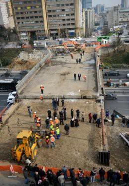 TALATPAŞA KÖPRÜSÜ TAŞINARAK YIKILIYOR Kağıthane'de bulunan Talatpaşa Köprüsü, yol genişletme çalışmaları kapsamında yeniden inşaa edilirken, D-100 (E-5) karayolu ve metrobüs hattındaki trafiğin aksamaması için eski köprünün 1200 tonluk beton gövdesi, taşıyıcı iskele üzerinde kaydırılarak yıkılıyor.