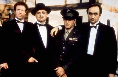 <p>Tüm bunlar olup biterken, Vito Corleone’nin aile ideallerini de görüyoruz. Corleone saygın ve suçtan uzak bir aile düşlüyor; Tamircide çalışan büyük oğlu 15 yaşındaki Sonny’nin otomotiv devi, ortanca Fredo’nun saygın bir işadamı, küçük Michael’ın da senatör olması en büyük hayali... Ancak tüm bu planlar, ailenin büyük oğlu ‘Playboy’ Sonny’nin babasının gangster olduğunu öğrenmesiyle değişiyor. Vito’ya tapan Sonny, yakın arkadaşıyla gizli bir çete kurarak Pire Joe’ya kök söktürüyor. Mallarını çalıyor, baskınlar yapıyor.</p>