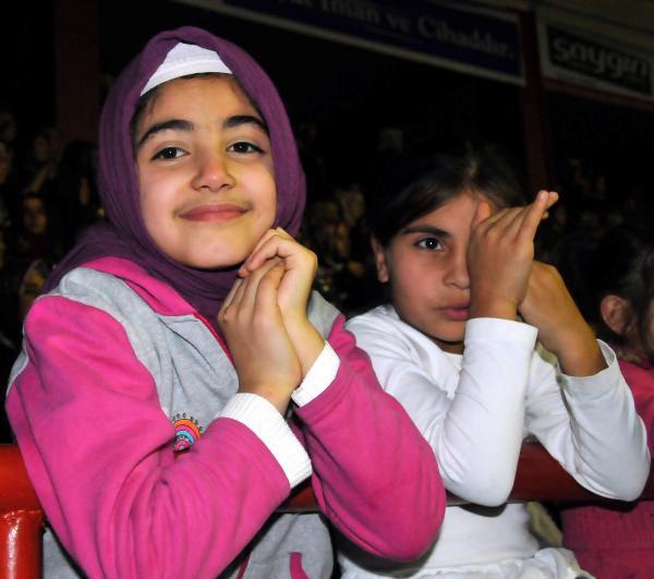 Anadolu Gençlik Derneği, yılbaşı kutlamalarına alternatif olarak 'Mekke'nin Fethi ve Kuran Ziyafeti' adlı etkinlikler düzenledi. Ülke genelinde 200'ü aşkın yerde yapılan fetih şölenine katılımlar yüksek oldu.