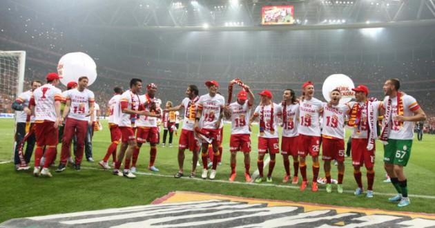 LA GAZETTA DELLA SPORTS (İTALYA) *SNEIJDERLI GALATASARAY TÜRKİYE ŞAMPİYONU