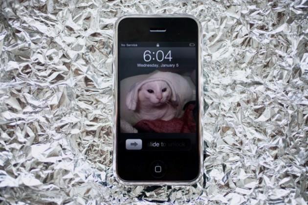 <p>Apple iPhone - iPod ile tüm dünyada yüz milyonlar sata Apple, sessiz sedasız gerçekleştirdiği en büyük tasarımlarından birini 2007’de sundu. iPhone, akıllı telefon kavramını sağlamlaştıran bir cihaz olarak belirdiğinde, tek bir özelliğiyle açık ara birinci olacağını ortaya koydu: Farklılık. Tasarımı son derece ilgi çekici olan iPhone, ilk modelinde uygulama ve fonksiyon olarak tabii ki çok fazla yenilik sunmuyordu. Bugün Samsung, Nokia, HTC, LG ve diğer birçok markanın sunduğu birbirinden kaliteli telefonlar arasında, iPhone farklı yerini korumayı başarıyor.</p>