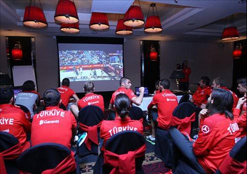 <p><strong>A Milli Basketbol Takımı'nın Avustralya galibiyetine, A Milli Futbol Takımı böyle sevindi.</strong></p>
