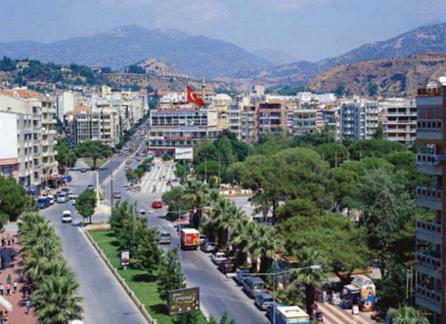 <p>AYDIN</p>
<p> </p>
<p>752 bin seçmeni bulunan Aydın'da 800 denek üzerinde yapılan kamuoyu araştırmasında deneklerin yüzde 32'sinin oyunu alan CHP Büyükşehir Belediye Başkan Adayı Özlem Çerçioğlu birinci sırayı alırken, MHP Büyükşehir Belediye Başkan Adayı Ali Uzunırmak yüzde 31 ile ikinci sırada, AK Parti Büyükşehir Belediye Başkan Adayı Mustafa Savaş ise yüzde 27 ile üçüncü sırayı aldı.</p>