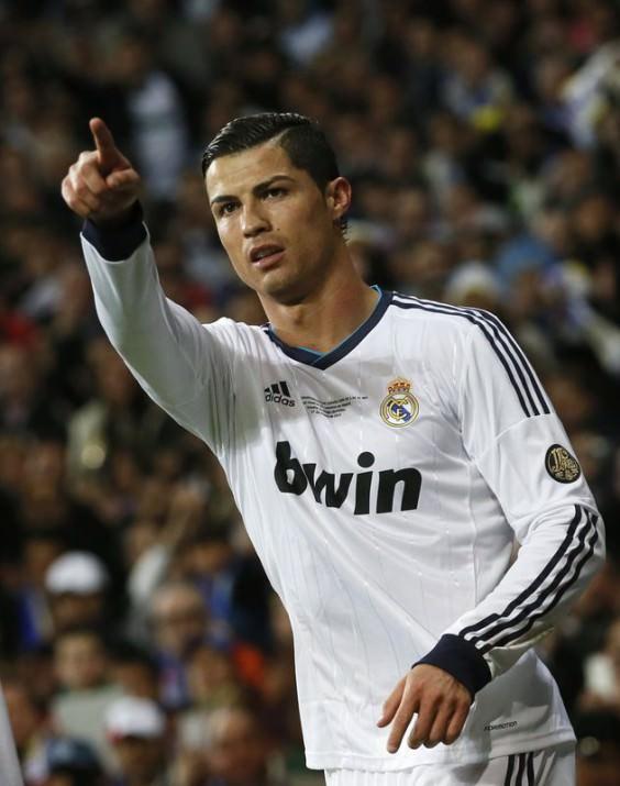 <p>Portekizli yıldız Cristiano Ronaldo Beşiktaş'ın eski başkanı Yıldırım Demir&ouml;ren'in İstiklal Caddesi'ndeki Demir&ouml;ren AVM'ye getirdiği Real Madrid'in Portekizli yıldızı Ronaldo Beşiktaş cevabını verirken zorlanmadı.</p>