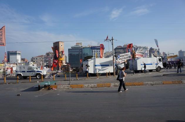 <p>Gezi Parkı'ndaki eylemlerin 15. gününde polis AKM ve Atatürk anıtı üzerindeki pakartları kaldırmak için Taksim Meydanı'na girdi.</p>