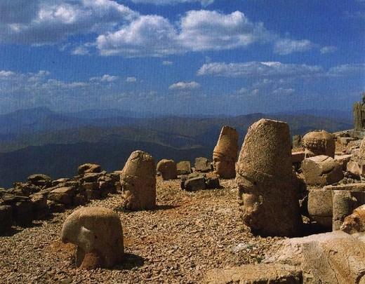 Dev heykeller mekanı Nemrut: Adıyaman'ın Kahta ilçesinde bulunan ve içinde Kommagene Krallığı'nın antik kentini barındıran milli park içerisinde, aslan ve kartal heykellerinin arasinda 7 metreye varan dev heykeller bulunuyor. Bölge, tarih meraklıları için ideal.