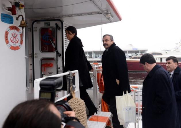 <p>3 Ocak: BDP heyeti, İmralı'da Abdullah Öcalan'ı ziyaret etti.</p>