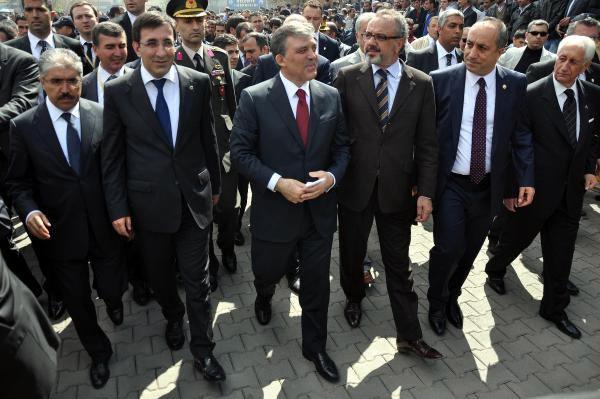 <p>Ardından çarşıda insanlarla sohbet eden Abdullah Gül'e BDP Muş Milletvekili Sırrı Sakık ve Kalkınma Bakanı Cevdet Yılmaz eşlik etti.</p>