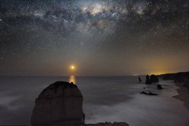 Fotoğrafçı Alex Cherney, Avustralya'nın güneyinde, sıradan bir dijital fotoğraf makinesi kullanarak insanlar tarafından görülen gökyüzünü daha fazla ışık sağlayan uzun pozlama kullanarak çekti. Gökyüzünün ışığı dışında başka ışık olmayan bölgede 30 saniyelik pozlamalar yaparak bu görüntüleri yakaladı.