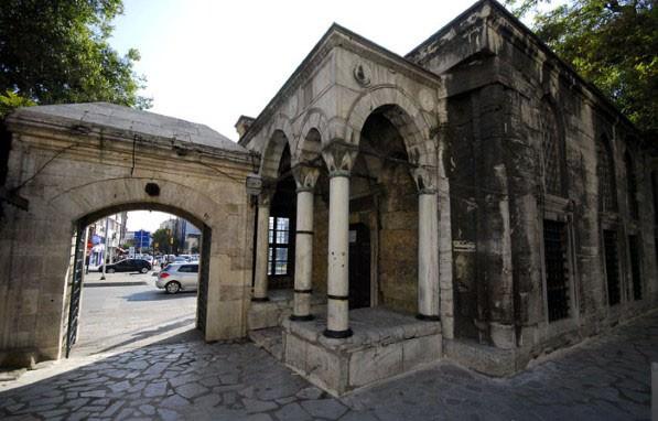 <p>Destari Mustafa Paşa Türbesi<br /><span><br /> Kalenderhane Mahallei Şehzade Caddesi Şehzade Camii avlusu Şehzadebaşı - Fatih<strong></strong></span></p>