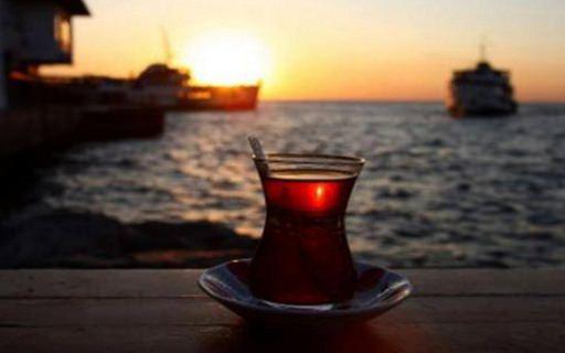 <p>Dışarıdaki sıcaklık 35 dereceyken hala çay içiyorsanız</p>