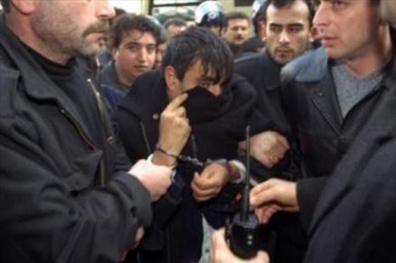 <p>1999-200 arasında İstanbul’da biri kadın 5 kişiyi öldürdü. Yakalandığında söylediği “Cinayetlerde kullandığımız silahlardan birini ve susturucuları Mehmet Özbay diye tanığım Abdullah Çatlı'dan almıştım. Onun emriyle Ukrayna'da Kiev'de biri subay üç askeri öldürdüm" sözleri kamuoyunda tartışma yarattı.</p>