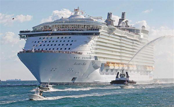 <p>En büyük yolcu gemisi Allure of the Seas adlı bu gemi, 4 futbol sahası uzunluğunda. 5400 yolcu ve 2400 kişilik mürettebat ekibini ağırlayabiliyor. İçinde Starbucks bile var!</p>
