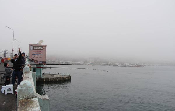 <p>İstanbul'da sabahın erken saatlerinde etkili olan sis, özellikle Boğaz'da görüş mesafesini azalttı.</p>