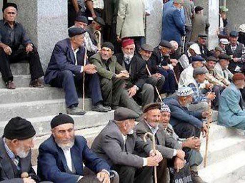 <p>Türkiye<br />
Erkek Resmi emeklilik yaşı: 60<br />
Emekli olunan yaş: 63.5<br />
Kadın Resmi Emeklilik yaşı: 58<br />
Emekli olunan yaş: 64.3</p>
