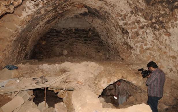 <p><strong>Mardin'nin esrarengiz yeraltı şehri</strong></p>
<p>Mardin'in Midyat ilçesine bağlı Söğütlü beldesinin altında uzanan ve Hıristiyanlığın ilk dönemlerinde kullanıldığı belirtilen yer altı şehri, ödenek bulunursa turizme kazandırılacak.</p>