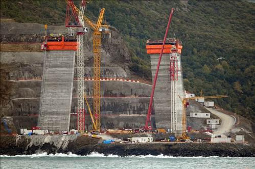 <p>Köprü ayakları 20 metre derinliğinde ve 20 metre çapında olacak. Ayrıca, ayaklar deniz seviyesinden 12 metre aşağıda kalacak. Proje, toplam 1875 metrelik asma köprü, 60 metre uzunluğundaki viyadükler ve toplam uzunluğu 21 kilometre olan tünelleri kapsıyor.</p>