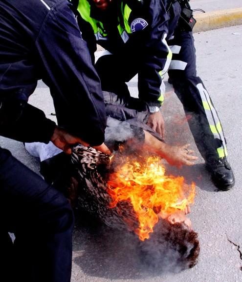 FATİH KEÇE Adana'da bir kadın şiddet görüğü gerekçesiyle kendisini polislerin önünde ateşe verdi.