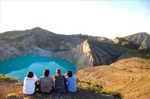 <p>Kelimutu volkanik krateri ilginç kılan 3 farklı renkteki krater gölüdür.</p>