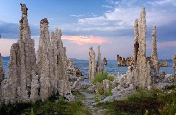<p>Tufa Pinnacles, Mono Gölü, Sierra Nevada, ABD Suyun sadece buharlaşarak ayrılabildiği kapalı bir göl.</p>