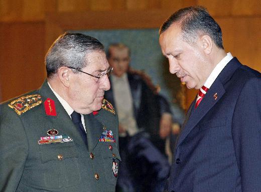 Başbakan ile Genelkurmay Başkanı haftada defalarca telefonla görüşür, eğer ihtiyaç duyarlarsa yüz yüze görüşürler. Ha, arada bir şey var bakın, 27 Nisan bildirisi gece saat 23.00 civarında yayınlandı. Bu da soruluyor, niye gece yarısı yayınlandı? Ertesi sabah çok erken saatlerde ben Ankara'dan ayrılıyordum, çok erken saatte. Nitekim de ben gitmeden önce bildiriyi vereyim istedim, neticeyi alayım. Ertesi sabah, yanılmıyorsam, saat 06.00-06.30 civarında ben Ankara'yı terk ettim. Kara yoluyla İstanbul'a hareket ettim. Şimdi, makam arabalarında gizli telefon yok. Bana karargahımdan Başbakan'ın aradığını söylediler ama arabadan aramak istemedim. Arabadan özellikle istemedim çünkü açık telefon. 'Haber verin' dedim sekretaryasına ben 2-3 saat sonra İstanbul'da olurum. İstanbul'a geldiğimde, vardığımda ilk işim Sayın Başbakanı aramak. Nitekim, İstanbul'a geldim, ilk aradığım kimse Sayın Başbakan'dı. Uzun bir görüşme yaptık. Dolayısıyla, şöyle bir şeyi kabul etmek asla mümkün değil: Efendim, ben isteyerek telefonlara çıkmamışım. Bir Genelkurmay Başkanın bu lüksü olmaz.