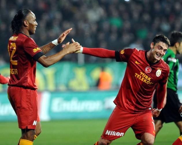 Rıdvan Dilmen görsün bakalım. Drogba yerde mi yatıyor,yere mi seriyor!