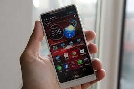 Motorola Droid Razr M 1.5GHz saat hızında çalışan çift çekirdekli Qualcomm Snapdragon S4 platformunda çalışan işlemcisi ve 1GB RAM gücü bulunuyor.