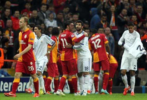 <h1>SPORT (İSPANYA)</h1>
<div class="galeri_kattext">
<p><span class="bold_14_black">Şampiyonlar Ligi’nde Real Madrid’e bir hediye daha. Manchester United 10 kişi kalmıştı. Ali Sami Yen’de ise ofsayt golüyle turu geçti.</span></p>
</div>