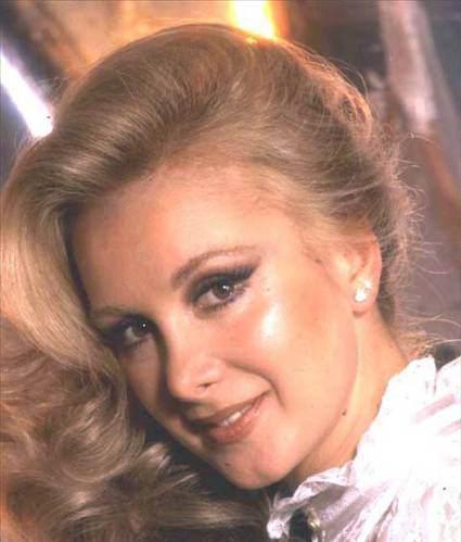 <p>Filiz Akın: 1943 (70)</p>