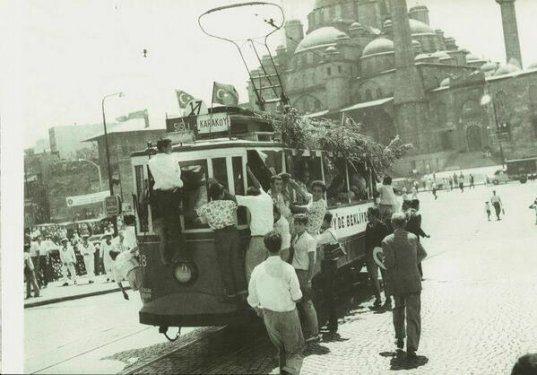 <p>Eski İstanbul fotoğrafları Fotoğraf: 134/210 Eminönü...İstanbul'da son tramvay... Reklam</p>