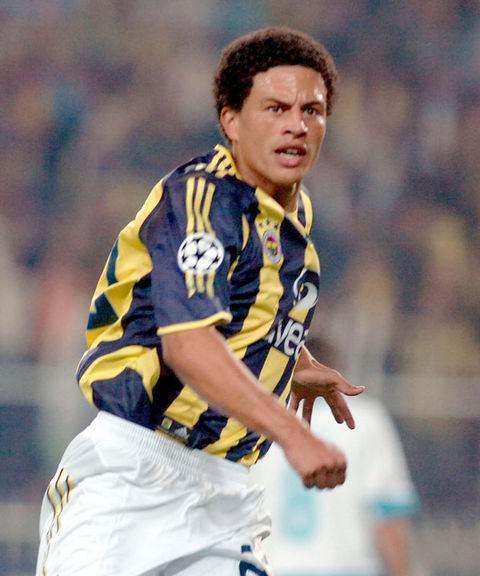 Durağan oynuyor eleştirilerine karşı, attığı ve attırdığı gollerle taraftarların gözdesi haline gelen Alex de Souza, 2010'da ayrıca Gaziantepspor'a attığı gol sonrasında 100'ler kulübüne girdi.