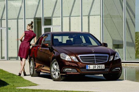 E-Serisi Mercedes-Benz Finansal Hizmetler, E-Serisi’ne özel olarak TL bazında % 0,84’den başlayan faiz oranları ile kurumsal Mercedes-Benz müşterileri için 2.603 TL’den, bireysel Mercedes-Benz müşterileri için ise 2.661 TL’den başlayan aylık ödemeler ile yepyeni bir kampanya sunuyor. Ayrıca kampanyanın Euro bazında % 0,39 faiz oranı ve 898 €’dan başlayan aylık ödeme seçenekleri de mevcut. 