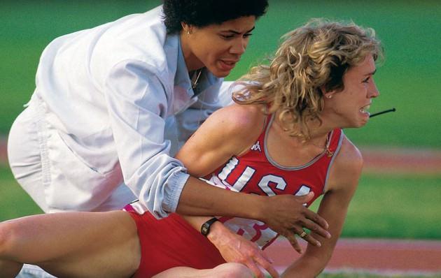 MARY DECKER 10 Ağustos 1984 Dünya Şampiyonu atlet Mary Decker, Los Angeles Olimpiyatları'nda 3000 metre koşusunda Britanyalı Zola Budd'a takılarak düşmüş ve böyle yerde kalmıştı. Zola yarışa devam edip 7. olmuştu.