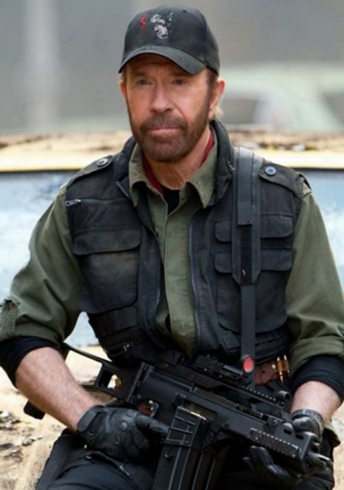 <p>Chuck Norris, 73<br />Efsane savaşçı Bruce Lee ile dövüşme şerefine erişmiş, büyük dövüş sporları üstadı, Texas Ranger dizisinin kahraman şerifi Chuck Norris son olarak The Expendables ekibinde yer aldı.</p>