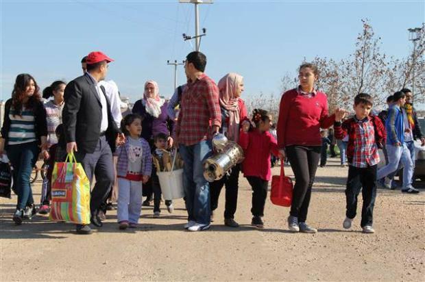<p><strong>DİYARBAKIR VALİSİ: OLUMSUZ BİR DURUM YOK</strong><br /><br />Diyarbakır Valisi Mustafa Cahit Kıraç, "Nevruz kutlamalarında şu ana kadar olumsuz bir durum yok" dedi. Vali Kıraç, merkez Bağlar ilçesindeki Newroz Parkı'nda gerçekleştirilen nevruz etkinliğine ilişkin yaptığı açıklamada, Nevruz Bayramı'nı kutlayarak, nevruzun herkes için önemli olduğunu belirtti. Nevruzun barış ve kardeşlik içinde kutlanmasını dileyen Vali Kıraç, kutlamalara ilişkin şu ana kadar kendilerine yansıyan herhangi olumsuz bir durumun olmadığını kaydetti. Alanın çevresinde vatandaşların huzur içerisinde nevruzu kutlaması için gerekli tedbirlerin alındığını ifade eden Kıraç, "Şu ana kadar hiçbir sıkıntı yok. Vatandaşlar nevruzu kutluyorlar. Nevruzun çözüm sürecine katkı verecek boyutta kutlanmasını diliyor, halkımızın Nevruz Bayramını kutluyorum" dedi.</p>