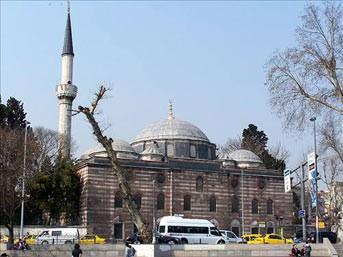 Sinan Paşa Camii- Beşiktaş Cami Beşiktaş İskelesi karşısında yer alır. 1550-1553 yılları arasında Osmanlı Donanmasının Kaptan-ı Deryası olan Sinan Paşa tarafından yaptırılmıştır.