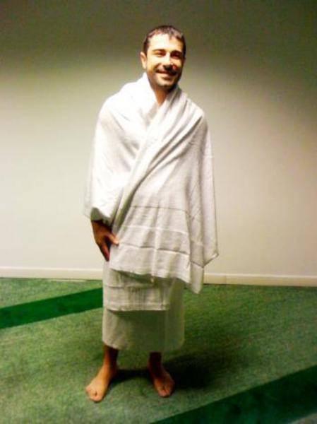 ATİLLA TAŞ 'Ham Çökelek' şarkısı ile büyük çıkış yapan Atilla Taş da Umre'ye gitti.