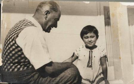<p>27 Kasım 1932'de doğdu. Atatürk'ün en küçük manevi kızı. Atatürk'ün annesi Zübeyde Hanım'ın evlatlık kızı Vasfiye Hanım ile Fransızca öğretmeni ve gar şefi Mehmet Tahsin Çukurluoğlu'nun kızıdır.</p>