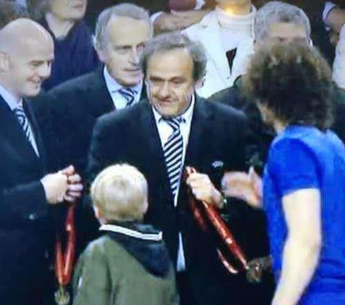 <p>Chelsea ile Benfica arasında önceki gece oynanan UEFA Avrupa Ligi finalinin ardından kameralara ilginç bir görüntü yansıdı. Chelsea kupayı alırken ekranlara yansıyan çocuk futbolseverlerin dikkatinden kaçmadı. İşte bu anın sırrı çözüldü...</p>