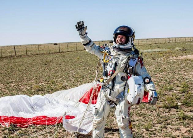 — Atlayışın yapıldığı yer New Mexico-Roswell... Burası uzay ve UFO meraklıları açısından önemli. ABD'nin ilk bilinen UFO efsanesi; ilk uzay aracının düştüğü ve uzaylıların ABD askerlerince götürüldüğü söylencesi, Roswell'e ait.