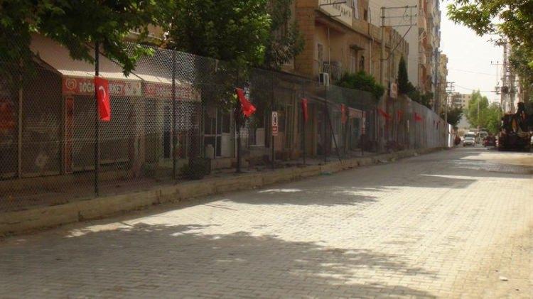 <p>Ayrıca vatandaşlarımız, Nusaybin ilçemizde terör örgütünün verdiği hasar ve zararların tespiti için Nusaybin Kaymakamlığı’na, ikamet ettikleri ilçe kaymakamlıklarına ve Mardin Valiliği’ne başvuru yapabileceklerdir.</p>

