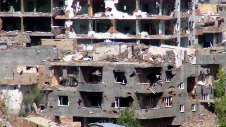 <p>Bu arada çatışmaların yoğun olarak yaşandığı ve halen sokağa çıkma yasağının sürdüğü Abdulkadir Paşa Mahallesi, Fırat Mahallesi, Dicle Mahallesi, Yenişehir Mahallesi, Zeynel Abidin Mahallesi ve Kışla Mahallesi’nin etraflarının de tel örgülerle çevrildiği ve tellerin üzerine Türk bayrakları asıldığı görüldü. Bu mahallelerde bulunan binalarda ise büyük hasarların olduğu gözlendi.</p>

<p> </p>
