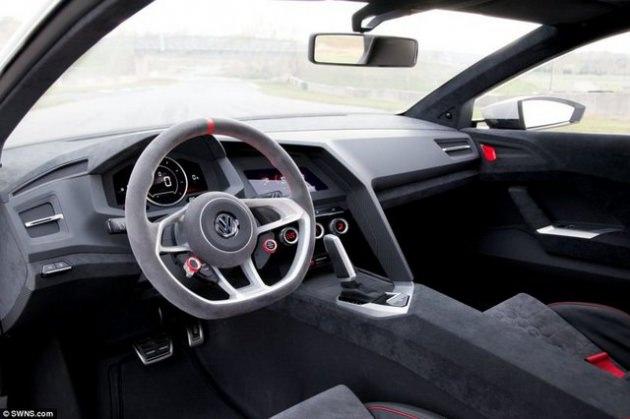 <p>Golf Design Vision GTI klasik Golf GTI'a kıyasla daha geniş ve daha güçlü durdurma gücü olan tekerleklere ve 20 inç alaşımlı jantlara sahip. Volkswagen Golf Design Vision GTI, 3.4 milyon sterlinlik fiyatıyla standart bir Volkswagen Golf GTI'ın tam 125 katına tekabül ediyor. Wolkswagen'in Golf Design Vision GTI'ı üretme gibi bir planı olmasada yeni nesil Golflerin ondan ilham alabileceği belirtiliyor.</p>